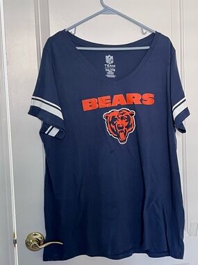 Chicago Bears NFL Team XXL Navy V-Neck Tee with Team Logo